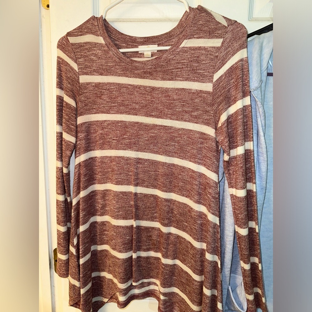 Small sized maroon and off white Charming Charlie long sleeve blouse!